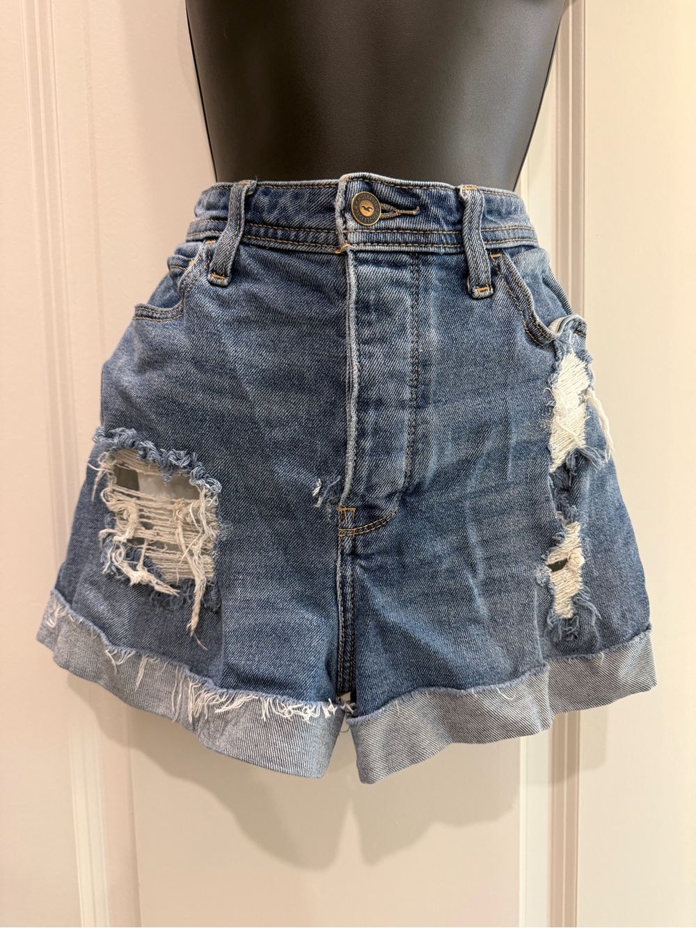 Hollister Curvy Ultra High-Rise Distressed Mom Shorts Size 7 W28